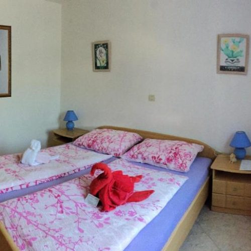 Zimmer mit Kingsize-Bett und Poolblick