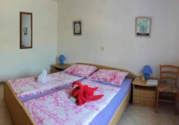 Zimmer mit Kingsize-Bett und Poolblick