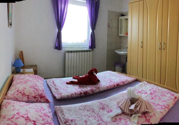 Zimmer mit Kingsize-Bett und Poolblick