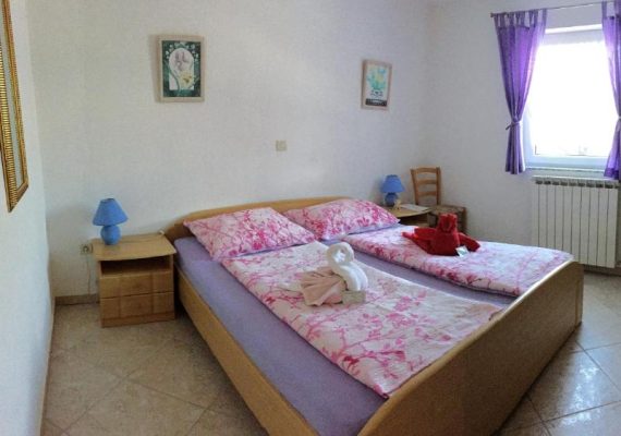 Zimmer mit Kingsize-Bett und Poolblick